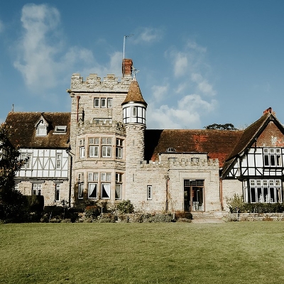 Built in 1426 and set within 18 acres of grounds is the popular Ravenswood