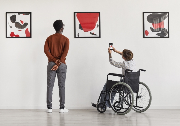 couple at art gallery