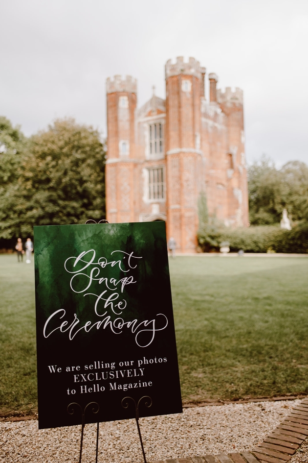 don't snap the ceremony sign