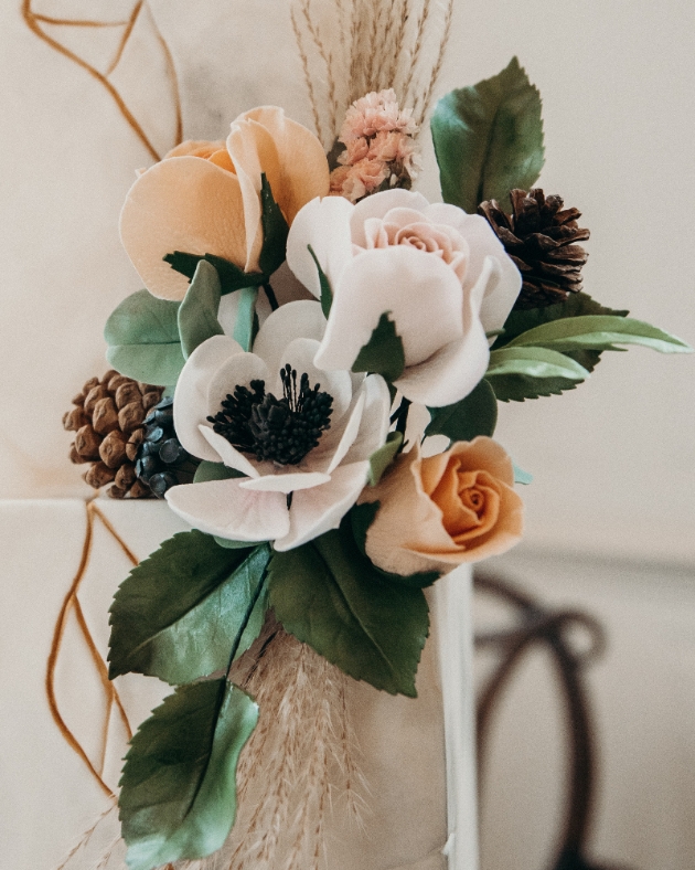 close up of sugar flower wedding cake feature