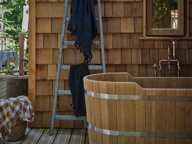 outdoor bath at treehouse cowdray estate