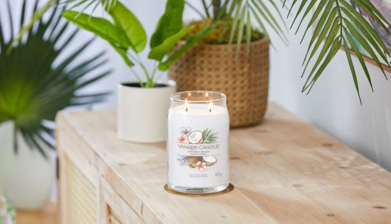 Yankee Candle coconut large on table