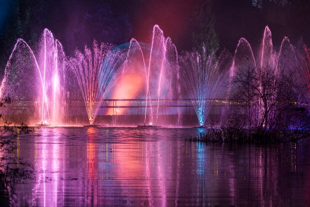 christmas lights at leonardslee fountain display